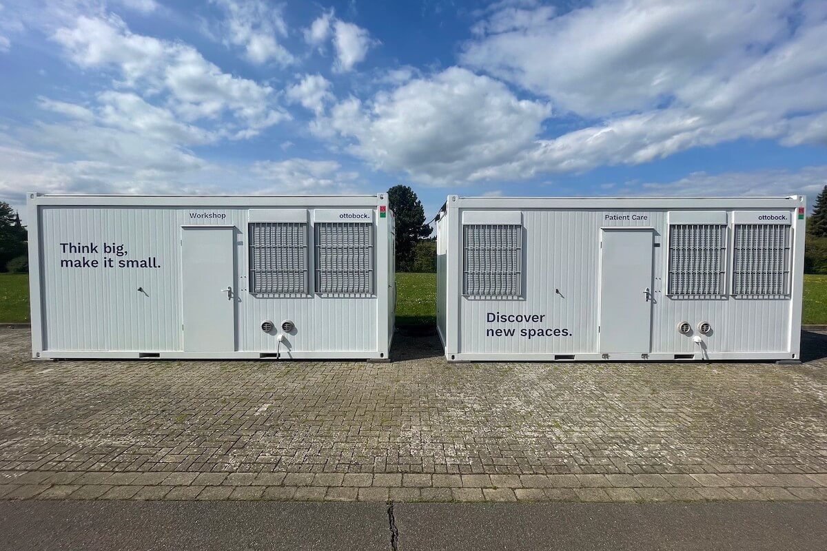 Frontalansicht des Werkstatt- und Patientenversorgungscontainers von Ottobock. (Foto: Peter Scheffers)