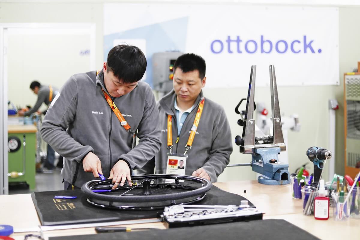 Die technischen Expertinnen und Experten der Ottobock Werkstatt kümmern sich auch um die Alltags-Hilfsmittel der Athletinnen und Athelten. Hier wird der Reifen eines Rollstuhls gewechselt, bei den Paralympics in PyeongChang 2018. (Foto: Getty Images für Ottobock)