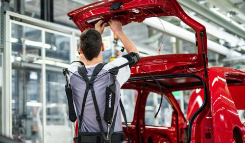 Das neue Exoskelett Paexo von Ottobock wird derzeit mit 30 Mitarbeitern im VW-Werk in Bratislava getestet (Foto: Volkswagen)