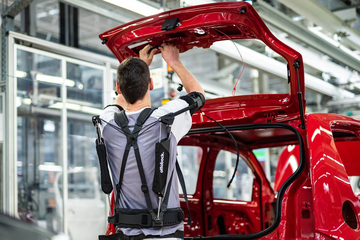 Das neue Exoskelett Paexo von Ottobock wird derzeit mit 30 Mitarbeitern im VW-Werk in Bratislava getestet (Foto: Volkswagen)