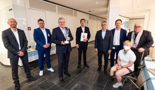 v.l.n.r. Thomas Stitz (Digital Partner und Innovation Manager bei Ottobock), Bürgermeister Thorsten Feike, Minister Dr. Bernd Althusmann; Philipp Schulte-Noelle (Chief Executive Officer von Ottobock), Güngör Kara (Chief Digital Officer von Ottobock) Arne Jörn (Chief Operations Officer von Ottobock), Anwenderin Doreen König, Professor Hans Georg Näder, Eigentümer und Vorsitzender des Verwaltungsrats von Ottobock. (Foto: Ottobock)