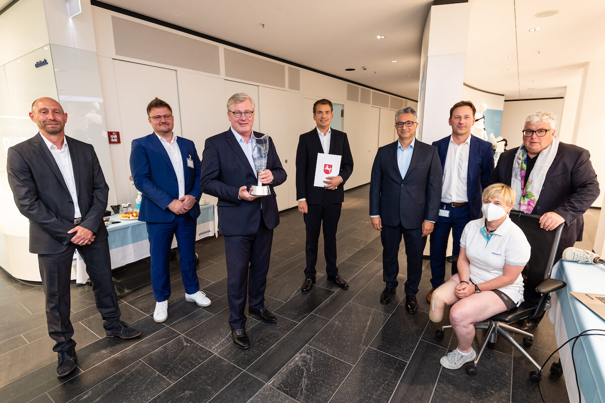 v.l.n.r. Thomas Stitz (Digital Partner und Innovation Manager bei Ottobock), Bürgermeister Thorsten Feike, Minister Dr. Bernd Althusmann; Philipp Schulte-Noelle (Chief Executive Officer von Ottobock), Güngör Kara (Chief Digital Officer von Ottobock) Arne Jörn (Chief Operations Officer von Ottobock), Anwenderin Doreen König, Professor Hans Georg Näder, Eigentümer und Vorsitzender des Verwaltungsrats von Ottobock. (Foto: Ottobock)