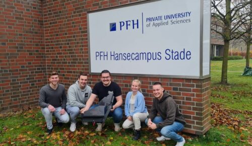 Die Studierenden (v.l.) Maximilian Miller, Hannes Hartung, Jan Matti Tinnemeyer, Thalea Kröger und Dennis Beck haben während ihres Bachelorstudiums „Verbundwerkstoffe/Composites“ am PFH Hansecampus Stade ein Sitzsystem für ein Handbike entwickelt. (Foto: PFH)