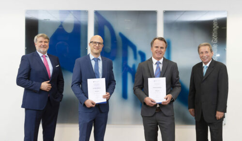 Prof. Dr. Frank Albe (li.), Präsident der PFH, würdigt Prof. Dr. Siegmar Blumentritt (re.) als wichtigen Wegbegleiter des Studiengangs Orthobionik. Als Nachfolger für die Biomechanik-Lehre beruft die Hochschule PD Dr. Harald Böhm (2. V.r.) und Dr. Malte Bellmann. (Foto: PFH Göttingen)