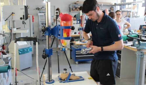 Der interdisziplinäre Studiengang Orthobionik vereint das Know-how aus der Orthopädietechnik und den Wissenschaften Medizin, Biomechanik, Werkstoffkunde, Ingenieurwissenschaften sowie BWL. (Foto: PFH Private Hochschule Göttingen)