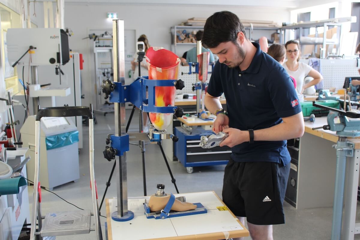 Der interdisziplinäre Studiengang Orthobionik vereint das Know-how aus der Orthopädietechnik und den Wissenschaften Medizin, Biomechanik, Werkstoffkunde, Ingenieurwissenschaften sowie BWL. (Foto: PFH Private Hochschule Göttingen)