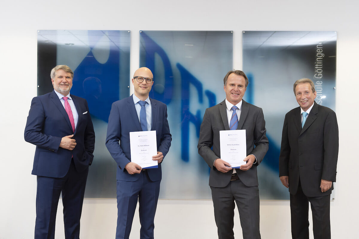 Prof. Dr. Frank Albe (li.), Präsident der PFH, würdigt Prof. Dr. Siegmar Blumentritt (re.) als wichtigen Wegbegleiter des Studiengangs Orthobionik. Als Nachfolger für die Biomechanik-Lehre beruft die Hochschule PD Dr. Harald Böhm (2. V.r.) und Dr. Malte Bellmann. (Foto: PFH Göttingen)