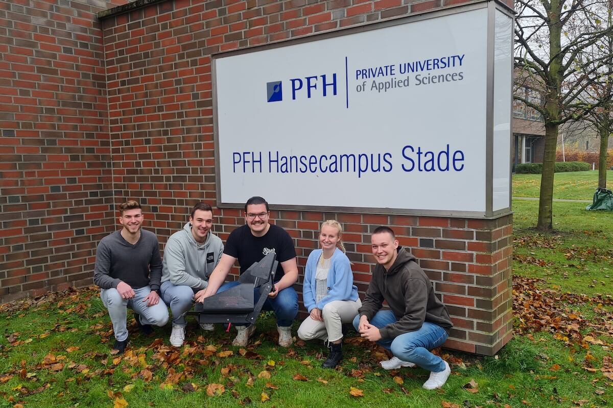 Die Studierenden (v.l.) Maximilian Miller, Hannes Hartung, Jan Matti Tinnemeyer, Thalea Kröger und Dennis Beck haben während ihres Bachelorstudiums „Verbundwerkstoffe/Composites“ am PFH Hansecampus Stade ein Sitzsystem für ein Handbike entwickelt. (Foto: PFH)