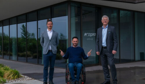 Leonardo Pivato und Luciano Nosella (beide Gründer Progeo, v.l.) und Bengt Thorsson, Geschäftsführer Permobil. (Foto: Permobil)