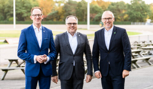 Arbeiten künftig noch enger zusammen (v.l.): Ben Bake, Vorstandsvorsitzender der Sanitätshaus Aktuell AG, Sanitätshaus Aktuell AG-Vorstand Michael Haas und Thomas Piel, Geschäftsführer des Reha-Service-Rings RSR. (Foto: RSR/www.patrick-lux.de)