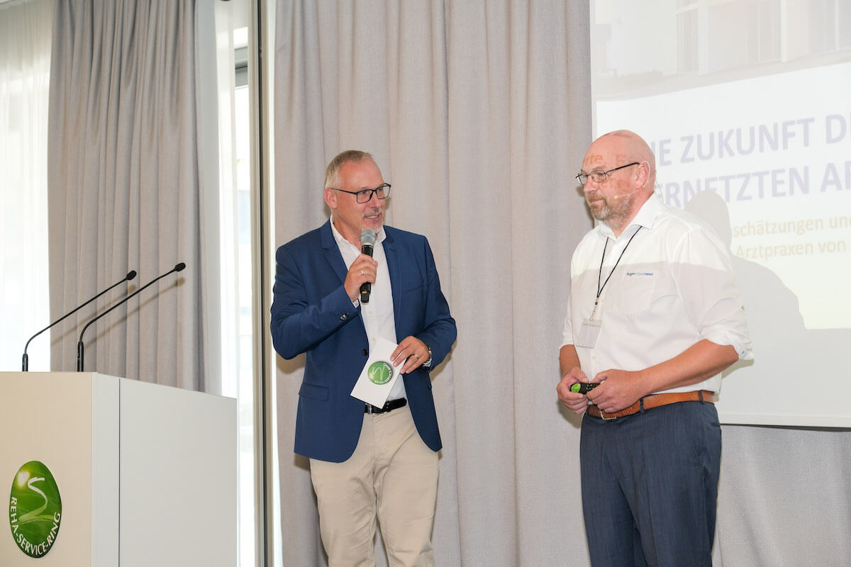 RSR-Geschäftsführer Thomas Piel (l.) und Marcus May (Compugroup Medical) auf der Fachtagung 2022. (Foto: RSR/Elbefoto Thomas Willkowei)