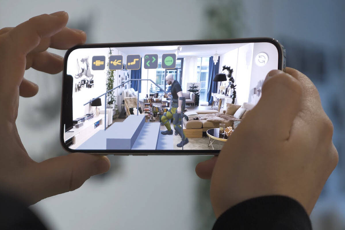 Mit Hilfe einer App lässt sich die Funktionsweise des Exoskeletts Rewalk Personal 6.0 in Lebensgröße erfahren. (Foto: Rewalk Robotics)
