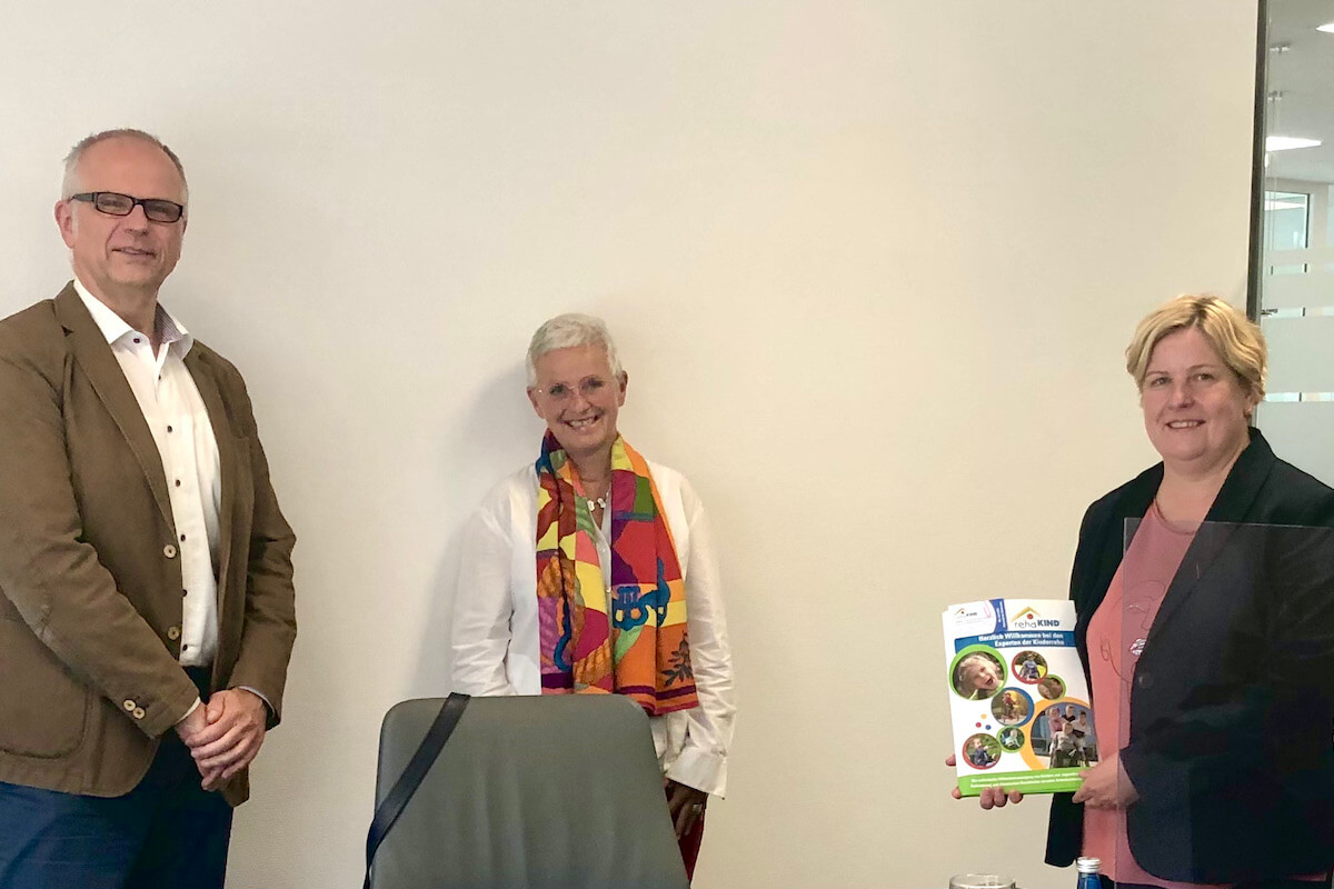Rehakind-Vorsitzender Jörg Hackstein und Rehakind-Geschäftsführerin Christiana Hennemann informierten Claudia Middendorf (r.), Beauftragte der Landesregierung für Menschen mit Behinderung sowie für Patientinnen und Patienten in Nordrhein-Westfalen, über die Aktivitäten des Vereins. (Foto: Rehakind)
