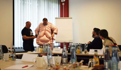 Der Adipositas-Anzug simulierte den Umfang von Adipositas-Patienten und vermittelte eindrücklich die damit verbundenen Bewegungseinschränkungen. (Foto: RehaVital