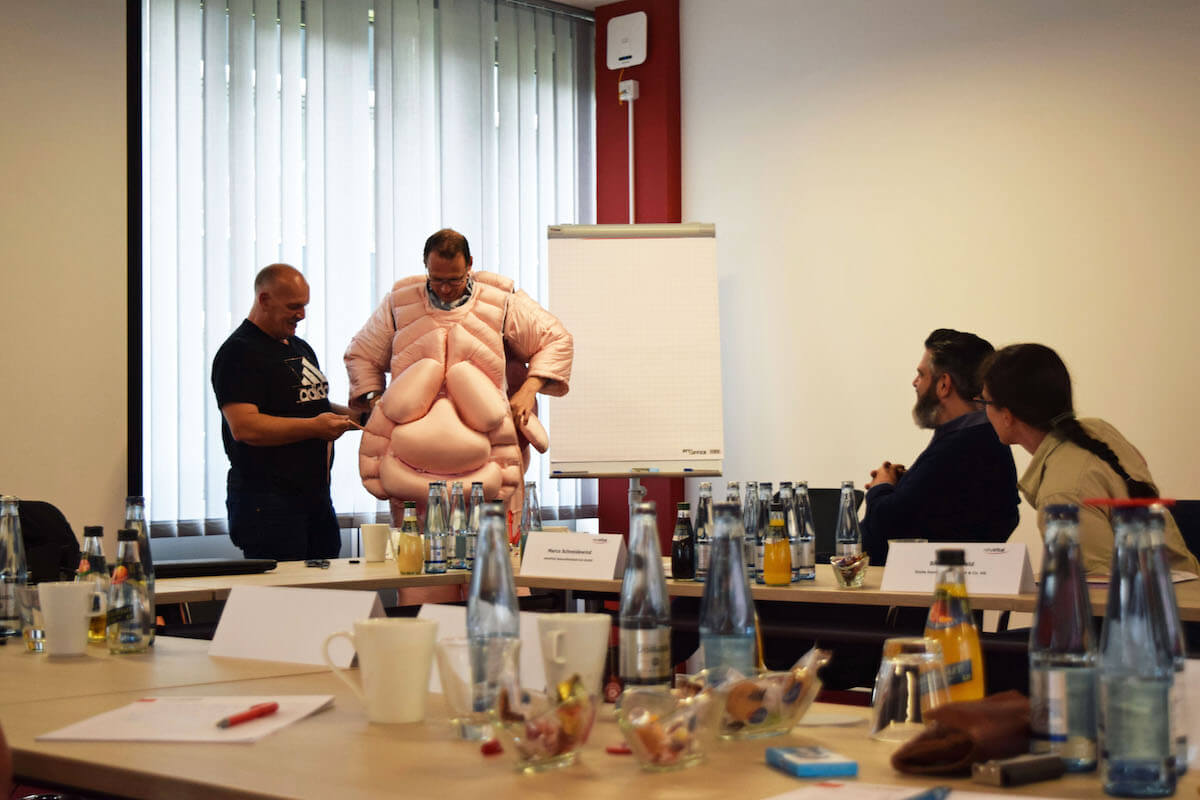 Der Adipositas-Anzug simulierte den Umfang von Adipositas-Patienten und vermittelte eindrücklich die damit verbundenen Bewegungseinschränkungen. (Foto: RehaVital