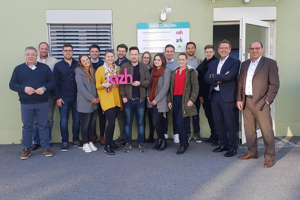 Das RehaVital Next Generation Network (NGN) mit den Gastgebern der azh in Viechtach (r.) sowie Bereichsleitern der RehaVital Gesundheitsservice GmbH (l.). (Foto: RehaVital)