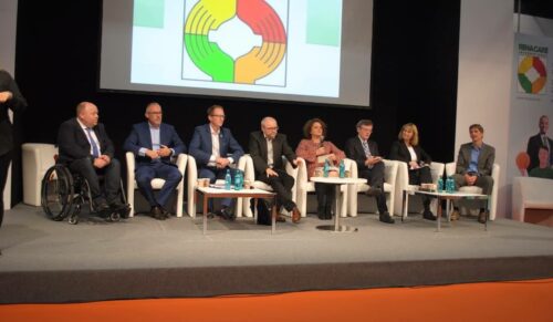 Diskutierten über das HHVG und dessen Auswirkungen für die Patienten: Matthias Zeisberger (Inkontinenz Selbsthilfe), Thomas Piel (Reha-Service-Ring), Ben Bake (Sanitätshaus Aktuell), Dr. Walter Seliger (GKV-Spitzenverband), Moderatorin Bettina Hertkorn-Ketterer, Andreas Brandhorst (Bundesgesundheitsministerium), Dr. Siiri Ann Doka (BAG Selbsthilfe) und Bernd Faehrmann (AOK-Bundesverband).