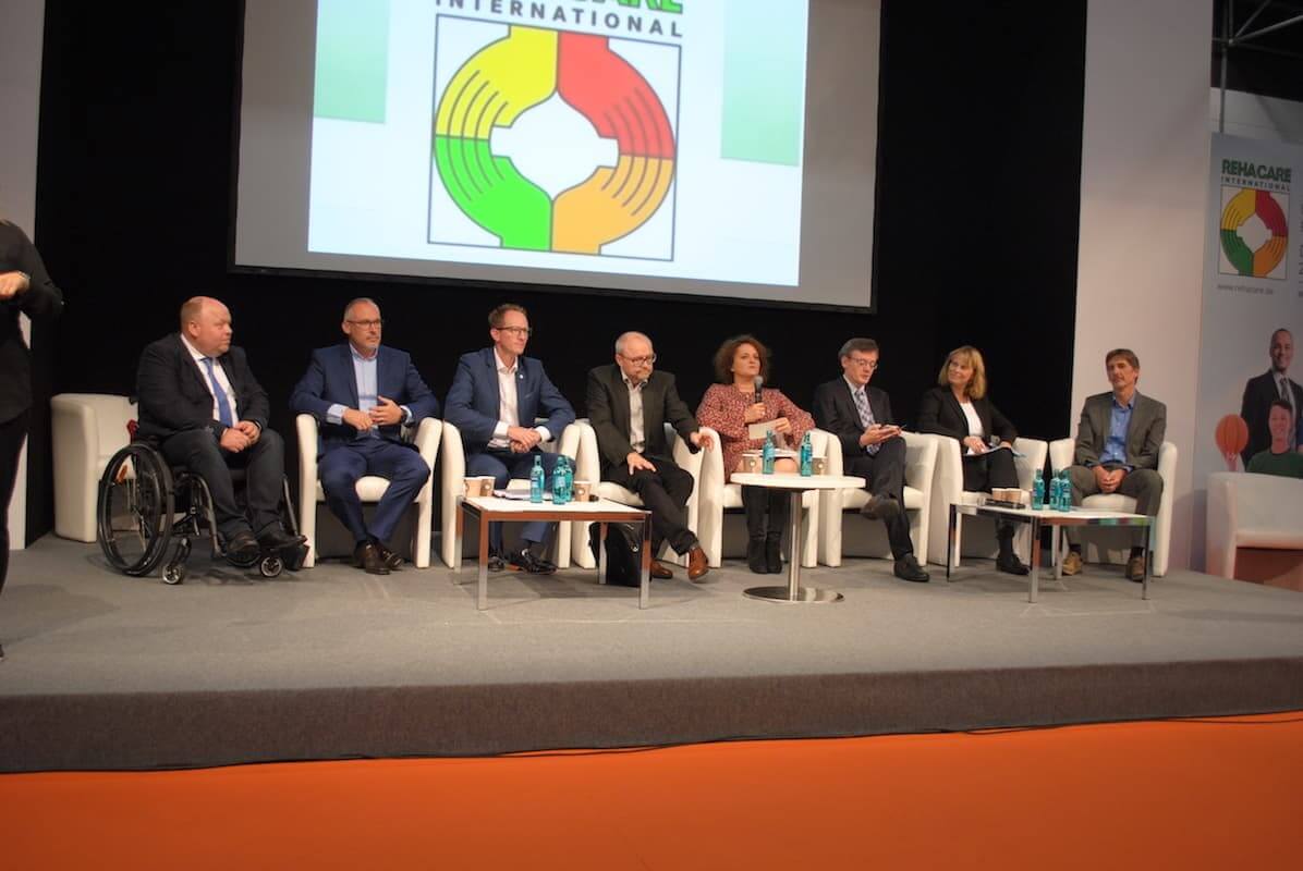 Diskutierten über das HHVG und dessen Auswirkungen für die Patienten: Matthias Zeisberger (Inkontinenz Selbsthilfe), Thomas Piel (Reha-Service-Ring), Ben Bake (Sanitätshaus Aktuell), Dr. Walter Seliger (GKV-Spitzenverband), Moderatorin Bettina Hertkorn-Ketterer, Andreas Brandhorst (Bundesgesundheitsministerium), Dr. Siiri Ann Doka (BAG Selbsthilfe) und Bernd Faehrmann (AOK-Bundesverband).