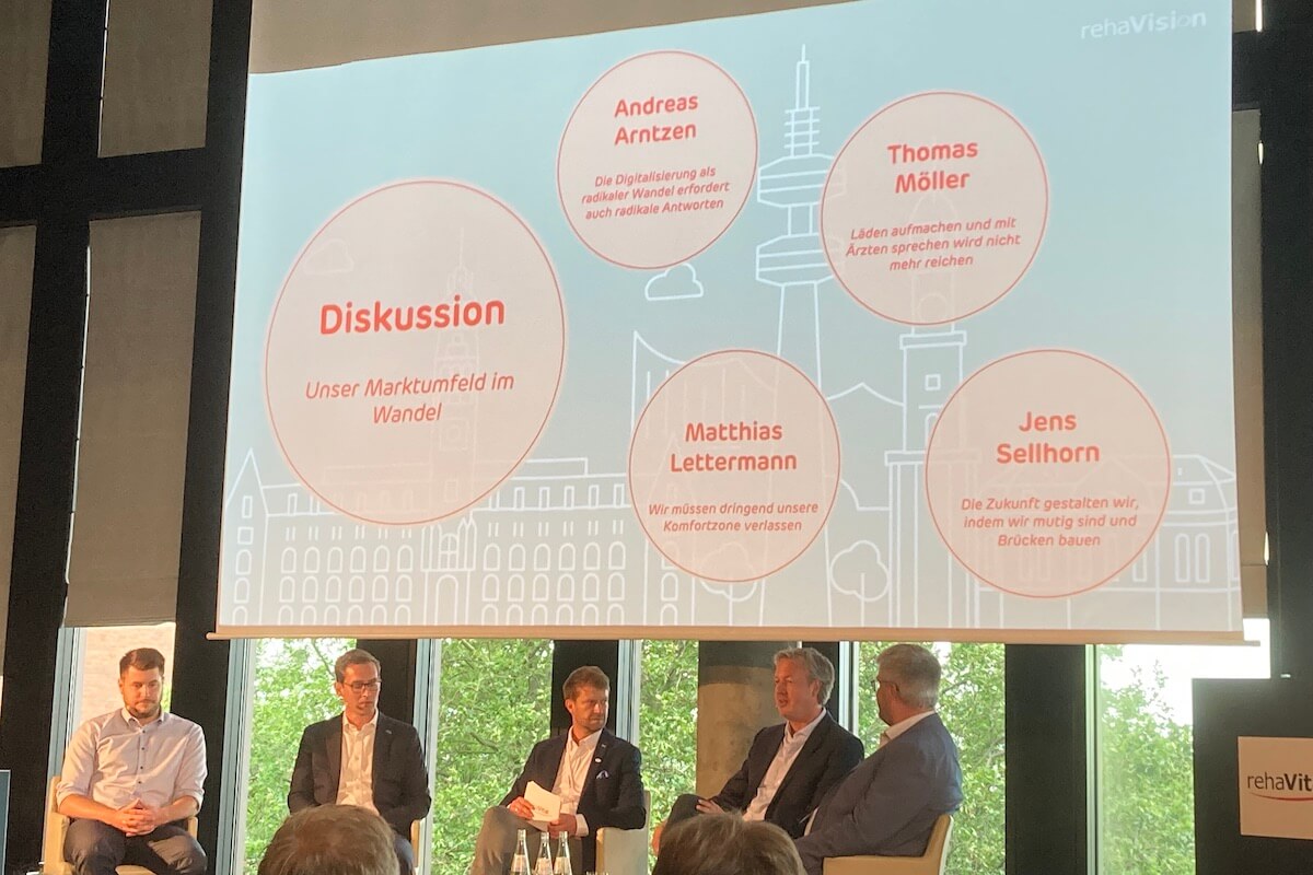 Unser Marktumfeld im Wandel: eine Gesprächsrunde (v.l.) mit den Fachhändlern Matthias Lettermann (Sanitätshaus Lettermann) und Thomas Möller (Sanitätshaus Stolle), Patrick Grunau (Rehavital), Andreas Arntzen (Wort & Bild Verlag) und Jens Sellhorn (Rehavital). (Foto: Redaktion)