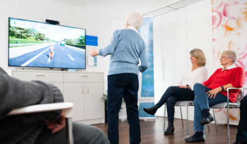 Hält Senioren fit: Videospiele die Bewegung fördern (Foto: RetroBrain)