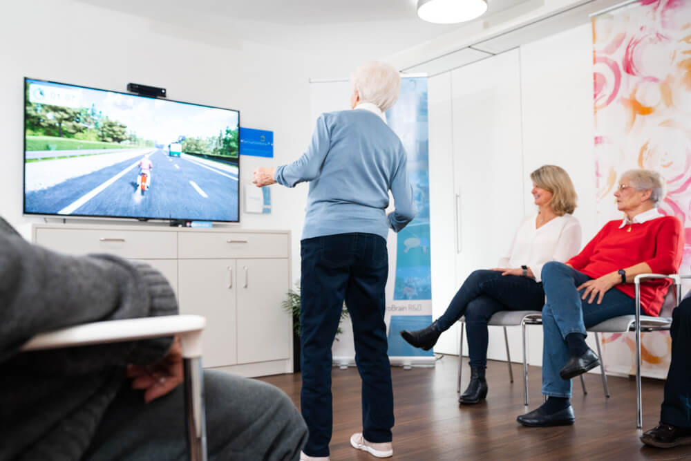 Hält Senioren fit: Videospiele die Bewegung fördern (Foto: RetroBrain)