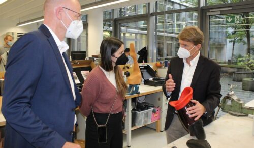 Im Gespräch in der Orthopädietechnik-Werkstatt (v.l.): Alf Reuter, Präsident des Bundesinnungsverbandes für Orthopädietechnik (BIV-OT) und Vorstandsmitglied von WvD, Saskia Weishaupt, MdB (Bündnis 90/Die Grünen), und Thomas Kurtze, Inhaber Kurtze Orthopädie-Technik in München. (Foto: LIB-OT)