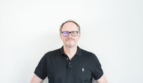 „Um das Exoskelett-Design weiterzuentwickeln, werden serienmäßig produzierte, passive Exoskelette in Feldlaboren erprobt und die zu verbessernden Produktmerkmale ermittelt. Ziel ist, die industrielle Anwendbarkeit und Akzeptanz in der Industrie zu erhöhen“, sagt Prof. Dr. Christoph Rußmann von der HAWK. (Foto: HAWK)