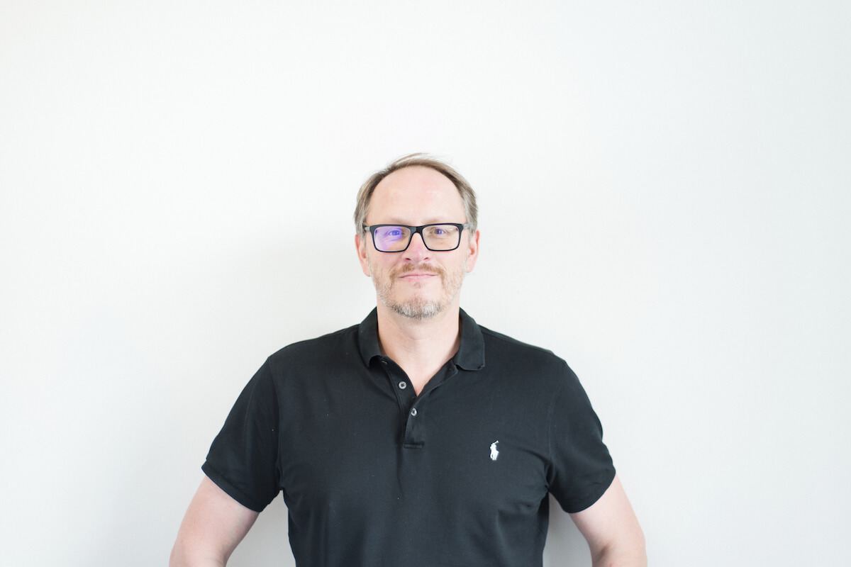 „Um das Exoskelett-Design weiterzuentwickeln, werden serienmäßig produzierte, passive Exoskelette in Feldlaboren erprobt und die zu verbessernden Produktmerkmale ermittelt. Ziel ist, die industrielle Anwendbarkeit und Akzeptanz in der Industrie zu erhöhen“, sagt Prof. Dr. Christoph Rußmann von der HAWK. (Foto: HAWK)