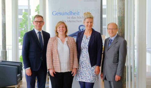 Sarah Haake-Schäfer (2.v.l.) und Dr. Rainer Kalamajka (l.) bilden die  neue Doppelspitze der Technischen Kommission Medizintechnik bei Spectaris. Dr. Peter Gebhardt (r.)  wurde von Nadine Benad, Leiterin Regulatory Affairs bei Spectaris, feierlich verabschiedet. (Foto: Markenverband /CHLietzmann)