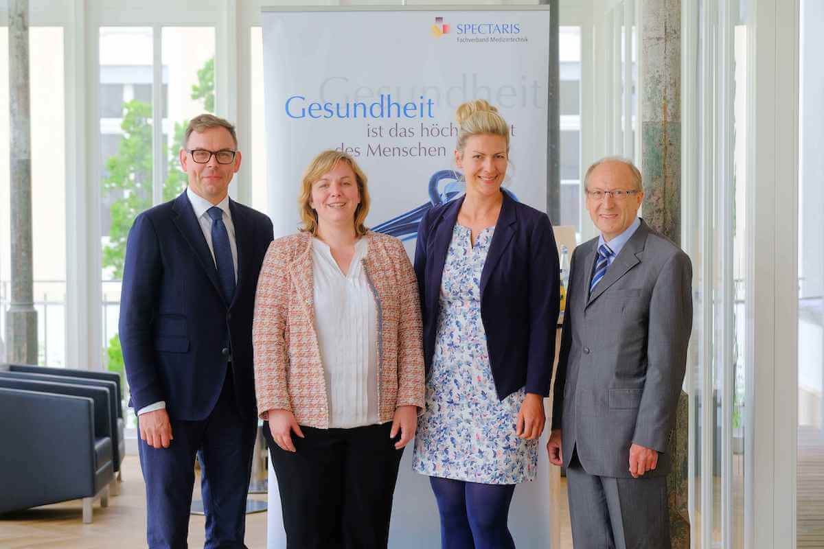 Sarah Haake-Schäfer (2.v.l.) und Dr. Rainer Kalamajka (l.) bilden die  neue Doppelspitze der Technischen Kommission Medizintechnik bei Spectaris. Dr. Peter Gebhardt (r.)  wurde von Nadine Benad, Leiterin Regulatory Affairs bei Spectaris, feierlich verabschiedet. (Foto: Markenverband /CHLietzmann)
