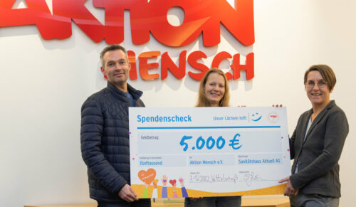 Sandra Jansen, Marketingleiterin der Sanitätshaus Aktuell AG (Mitte), überreichte den Spendenscheck an Christina Marx und Clemens Mücklich von der Aktion Mensch. (Foto: Sanitätshaus Aktuell AG)