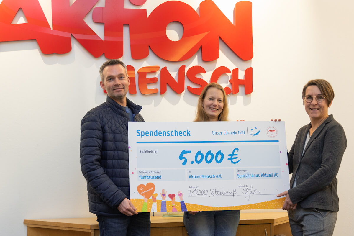 Sandra Jansen, Marketingleiterin der Sanitätshaus Aktuell AG (Mitte), überreichte den Spendenscheck an Christina Marx und Clemens Mücklich von der Aktion Mensch. (Foto: Sanitätshaus Aktuell AG)