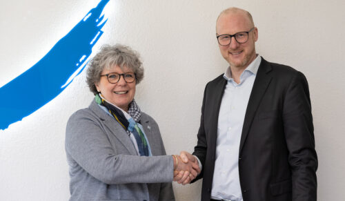 Birgit Dehn und Lars Fehmer besiegeln die strategische Partnerschaft zwischen Sanitätshaus Aktuell und Care-Bridge. (Foto: Sanitätshaus Aktuell AG/Kerstin Niesen)