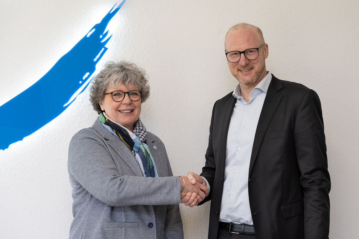 Birgit Dehn und Lars Fehmer besiegeln die strategische Partnerschaft zwischen Sanitätshaus Aktuell und Care-Bridge. (Foto: Sanitätshaus Aktuell AG/Kerstin Niesen)