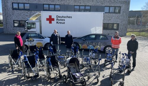Die Spenden wurden dem Deutschen Roten Kreuz übergeben. (foto: OT-Kiel GmbH & Co. KG)