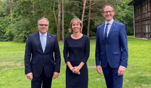 Vorstand Michael Haas (l.), Aufsichtsratsvorsitzende Dr. Sonja Schaible und Vorstandsvorsitzender Ben Bake (Foto: Sanitätshaus Aktuell AG)
