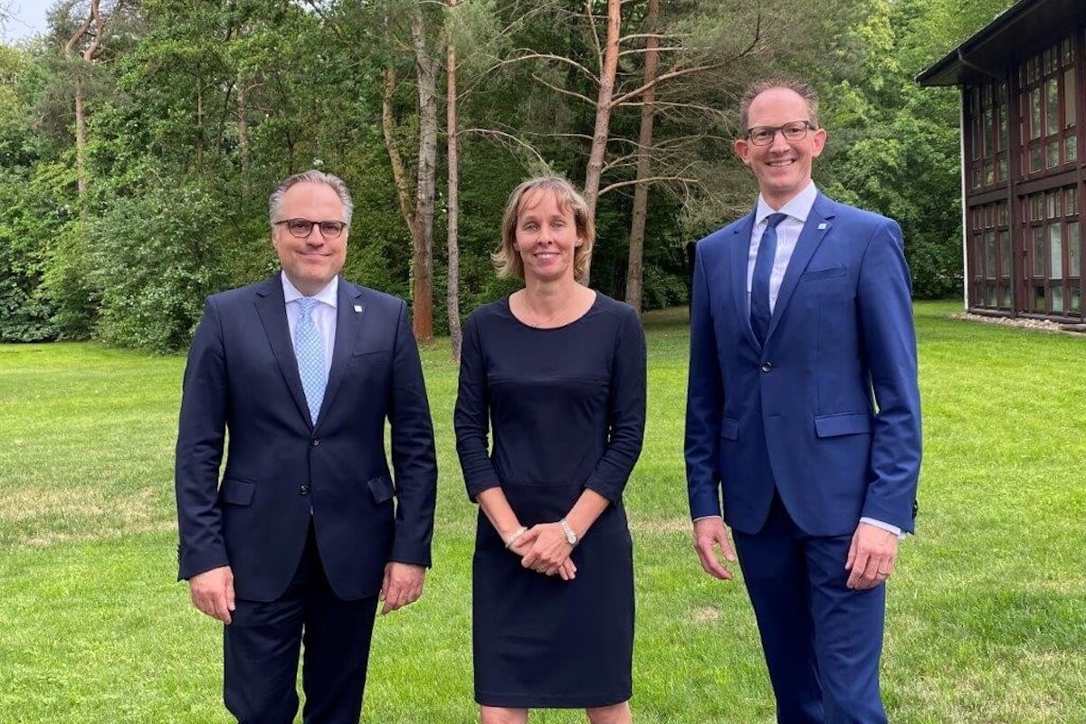 Vorstand Michael Haas (l.), Aufsichtsratsvorsitzende Dr. Sonja Schaible und Vorstandsvorsitzender Ben Bake (Foto: Sanitätshaus Aktuell AG)