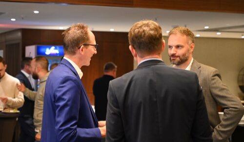 Ben Bake, Vorstandsvorsitzender der Sanitätshaus Aktuell AG (l.), im Gespräch mit Teilnehmern. (Foto: Sanitätshaus Aktuell)