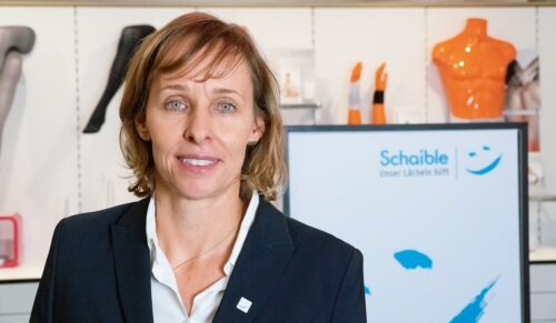 Sanitätshausinhaberin Dr. Sonja Schaible setzt sich in einer Kampagne für den sicheren Besuch im Sanitätshaus auch in Corona-Zeiten ein. (Foto: Sanitätshaus Aktuell AG)