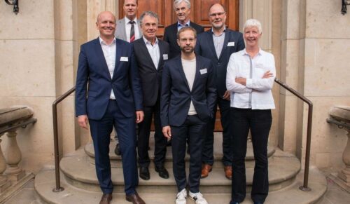 Der neue Spectaris-Vorstand: (v.l., vorne) Roland Dimbath, Mathis Kuchjeda, Dr. Sebastian Braun-Lüdicke, Inga Kuhls, (v.l. hinten) André Schulte, Josef May, Dr. Thomas Renner. (Foto: Tobias Rücker)
