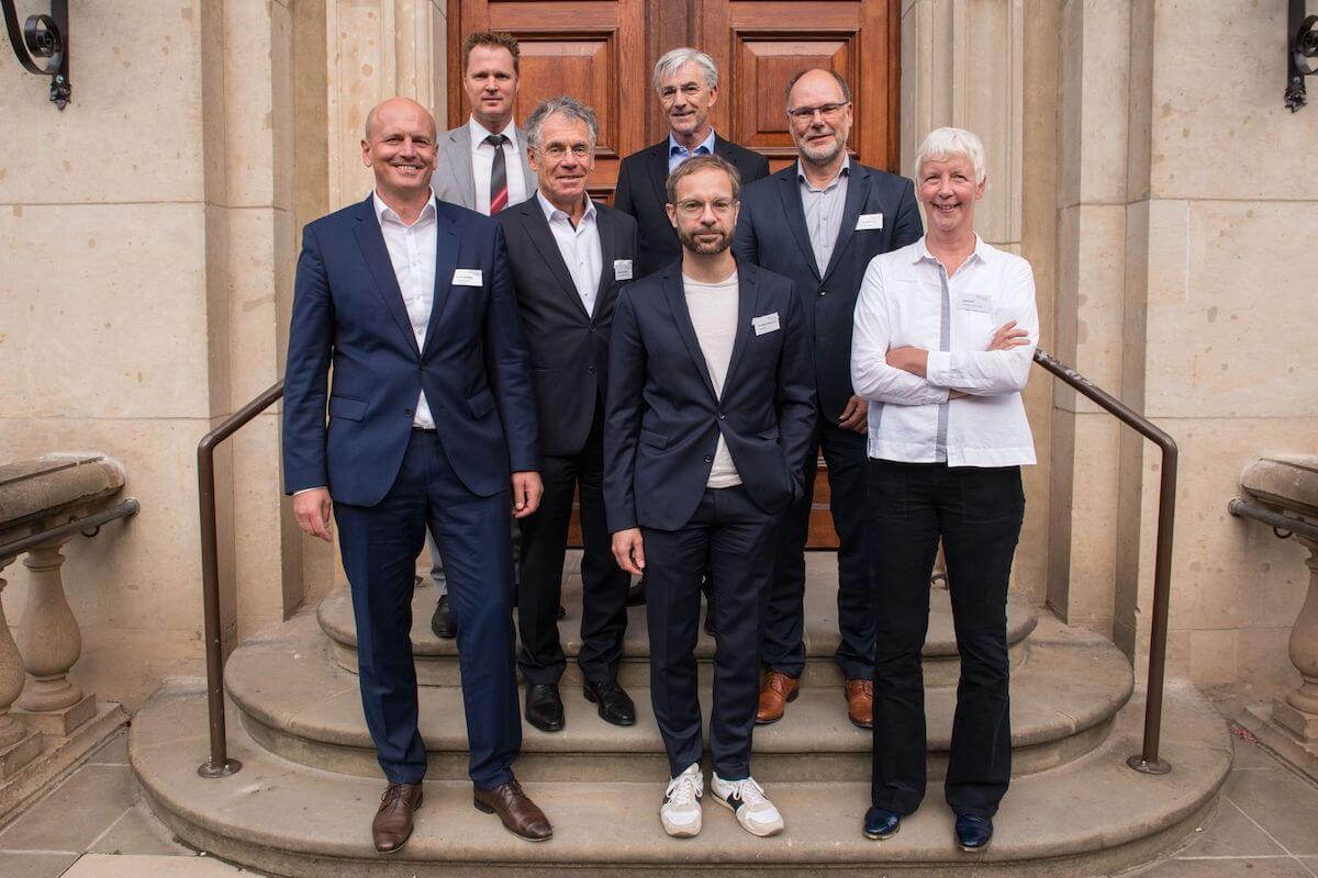 Der neue Spectaris-Vorstand: (v.l., vorne) Roland Dimbath, Mathis Kuchjeda, Dr. Sebastian Braun-Lüdicke, Inga Kuhls, (v.l. hinten) André Schulte, Josef May, Dr. Thomas Renner. (Foto: Tobias Rücker)