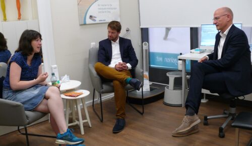 MdB Linda Heitmann hat sich mit Generalsekretär Patrick Grunau und Vorstandsmitglied Alf Reuter (r.) vom Bündnis „Wir versorgen Deutschland“ im Sanitätshaus Stolle in Hamburg über die Kompetenzen und Abläufe eines Sanitätshauses informiert. (Foto: Martina Bialas / Bundesinnungsverband für Orthopädie-Technik)