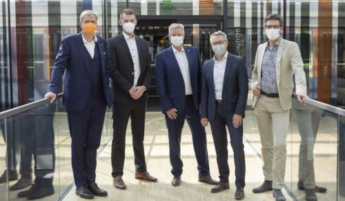 (v.l.) Peter Ottmann, CEO NürnbergMesse, Christopher Boss, Leiter MedtecLIVE, NürnbergMesse, Thomas Walter, Bereichsleiter Industrie & Technologie, Messe Stuttgart, Rolf Keller, Geschäftsführer MedtecLIVE und Stefan Lohnert, Geschäftsführer Messe Stuttgart. (Foto: Messe Stuttgart)