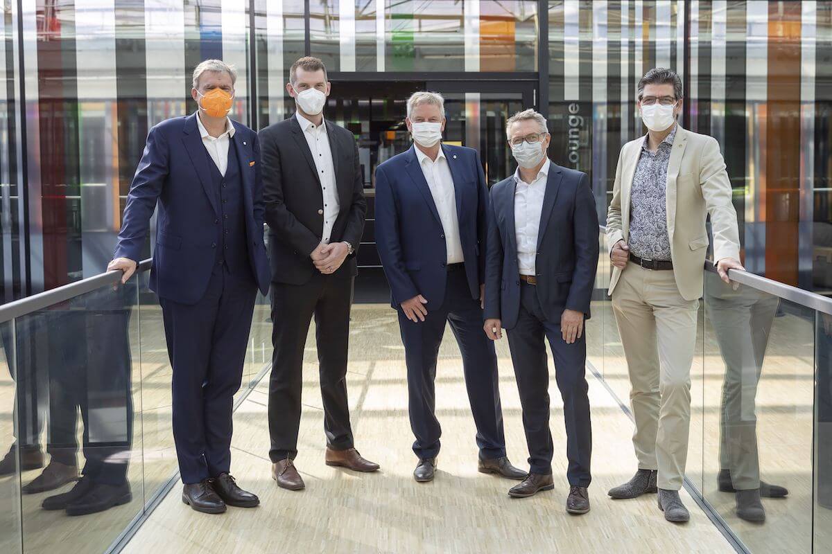 (v.l.) Peter Ottmann, CEO NürnbergMesse, Christopher Boss, Leiter MedtecLIVE, NürnbergMesse, Thomas Walter, Bereichsleiter Industrie & Technologie, Messe Stuttgart, Rolf Keller, Geschäftsführer MedtecLIVE und Stefan Lohnert, Geschäftsführer Messe Stuttgart. (Foto: Messe Stuttgart)