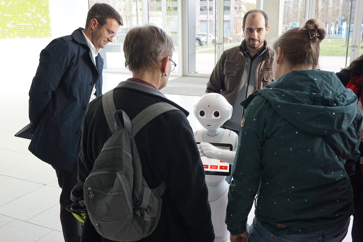 In Vorträgen und mit einer Ausstellung stellte die Duale Hochschule Baden-Württemberg (DHBW) Heidenheim unterstützende Technik fürs Alter vor. (DHBW Heidenheim)