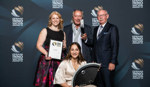 Am 24. Mai hat das Trivida-Team den German Innovation Award in der Kategorie „Medical & Health“ in Berlin erhalten: (v.l.) Dr. Christine Pflaumbaum, Geschäftsführerin P+L Innovations GmbH, Markenbotschafterin Kristina Vogel, Erfinder Christian Czapek, Wolf-Dietrich Pflaumbaum, Geschäftsführer P+L Innovations GmbH. (Foto: P+L Innovations GmbH)