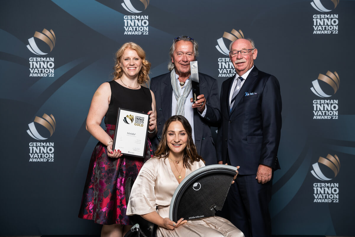 Am 24. Mai hat das Trivida-Team den German Innovation Award in der Kategorie „Medical & Health“ in Berlin erhalten: (v.l.) Dr. Christine Pflaumbaum, Geschäftsführerin P+L Innovations GmbH, Markenbotschafterin Kristina Vogel, Erfinder Christian Czapek, Wolf-Dietrich Pflaumbaum, Geschäftsführer P+L Innovations GmbH. (Foto: P+L Innovations GmbH)
