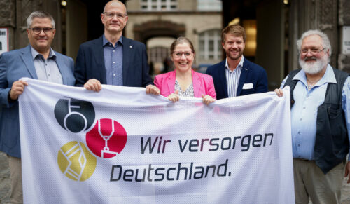 Der Vorstand des Vereins „Wir versorgen Deutschland (WvD)“ (v.l.): Jens Sellhorn, Geschäftsführer Rehavital, Alf Reuter, Präsident des BIV-OT, Kirsten Abel, Generalsekretärin WvD, Patrick Grunau, Generalsekretär WvD, Dr. Axel Friehoff, Berater Egroj-Service. Nicht auf dem Bild vertreten: Ben Bake, Vorstandsvorsitzender Sanitätshaus Aktuell, und Thomas Piel, Geschäftsführer Reha-Service-Ring. (Foto: WvD/Nowak)