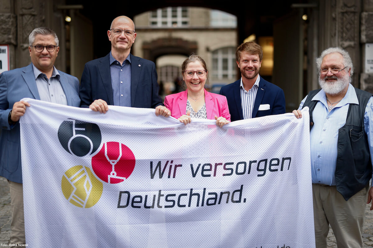 Der Vorstand des Vereins „Wir versorgen Deutschland (WvD)“ (v.l.): Jens Sellhorn, Geschäftsführer Rehavital, Alf Reuter, Präsident des BIV-OT, Kirsten Abel, Generalsekretärin WvD, Patrick Grunau, Generalsekretär WvD, Dr. Axel Friehoff, Berater Egroj-Service. Nicht auf dem Bild vertreten: Ben Bake, Vorstandsvorsitzender Sanitätshaus Aktuell, und Thomas Piel, Geschäftsführer Reha-Service-Ring. (Foto: WvD/Nowak)