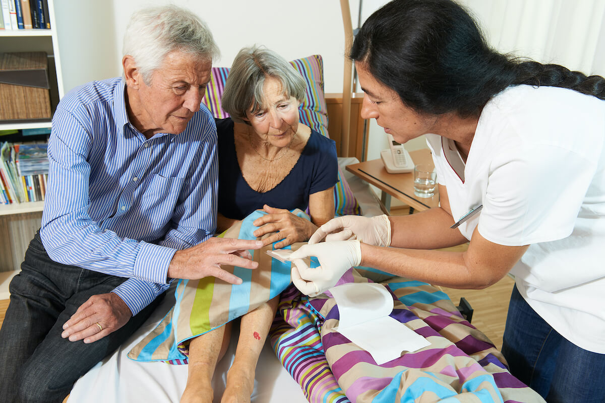 Spezialisierte Homecare-Fachkräfte versorgen mehr als 6 Millionen Menschen, darunter beispielsweise etwa 3 Millionen Menschen, die unter
chronischen Wunden leiden. (Foto: BVMed)
